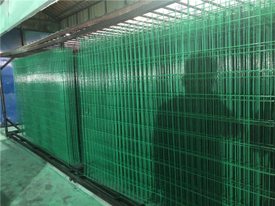 鐵藝護(hù)欄網(wǎng) 安全與美觀兼具的圍欄設(shè)施